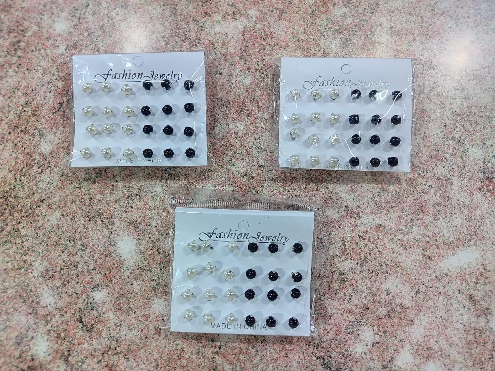 ✨ Aros Perla – Blanco y Negro con Silicona Antialérgica – Por Docena ✨